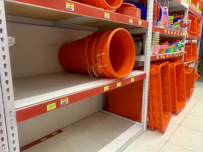 坊間賣場架上大型儲水桶都被掃購一空。（陳世宗攝）