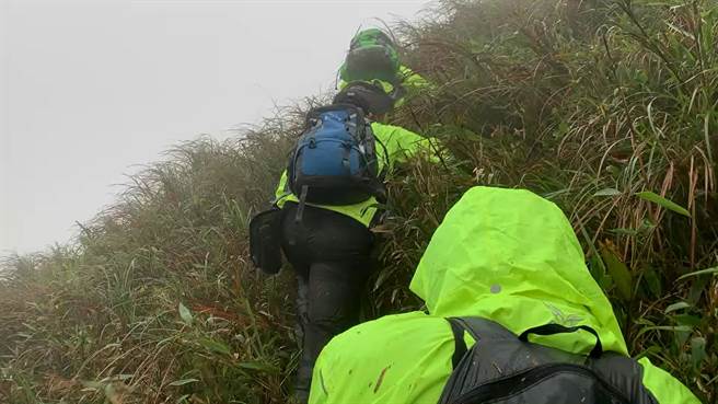 宜兰县阮姓妇人失联，宜兰、新北消防与民间搜救团体等单位联手救援，图为搜寻时画面。（宜兰县消防局提供／李忠一宜兰传真）