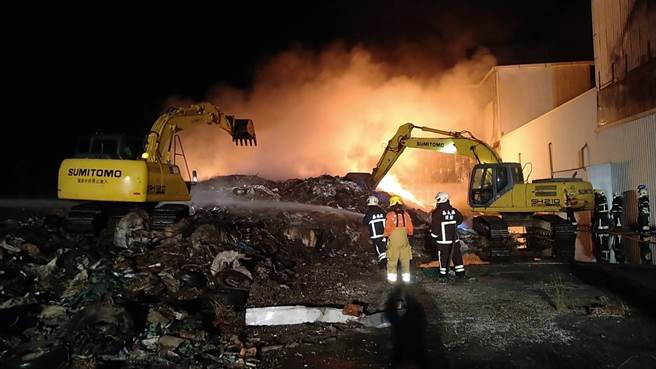 嘉义县水上乡1处废弃物非法弃置场址，23日深夜无故起火，25日凌晨再传復燃，目前嘉县环保局将对地主依违反空污法管理不当处分开罚10万元以上。（嘉义县政府提供／吕妍庭嘉义传真）