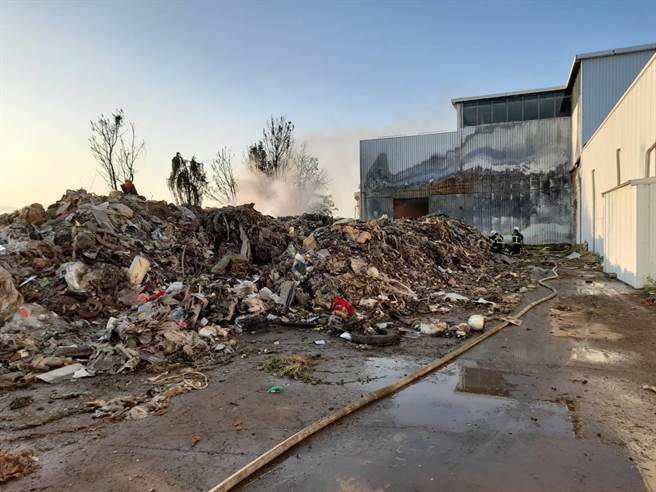 嘉义县水上乡1处废弃物非法弃置场址，23日深夜无故起火，25日凌晨再传復燃，让消防人员疲于奔命。（嘉义县政府提供／吕妍庭嘉义传真）