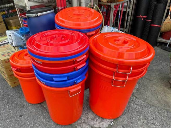 苗栗县竹南、头份地区实施供5停2供水措施，造成民眾恐慌，水桶等储水容器买气大增。（何冠娴摄）