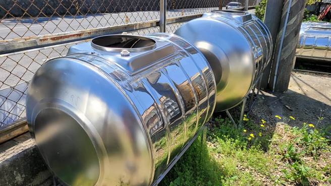 苗栗县竹南、头份地区实施供5停2供水措施，造成民眾恐慌，水塔等储水容器买气大增。（何冠娴摄）