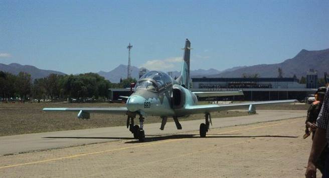 玻利维亚空军「练8」教练机。(图/玻利维亚空军)