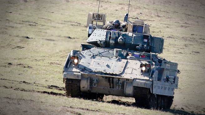 五角大廈JAIC官員警告，陸AI將於2030年超越美國，美國必須加快數據標準化、雲端服務的使用，並將AI與作戰加以整合。圖為美陸軍將AI與載具結合，以減輕士兵工作負擔。(圖/DVIDS)