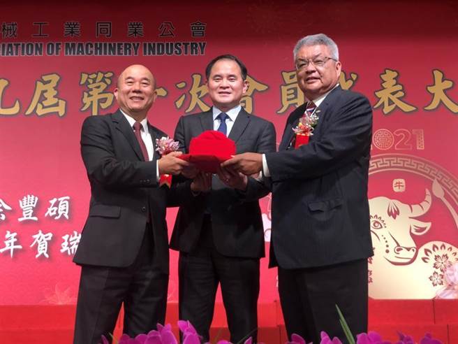 台湾机械工业公会25日会员大会全面改选理监事，在监事会新任召集人庄大立监交下，凤记董事长魏灿文（右）从原任理事长柯拔希（左）手中接下机械公会理事长印信。（图／沈美幸）