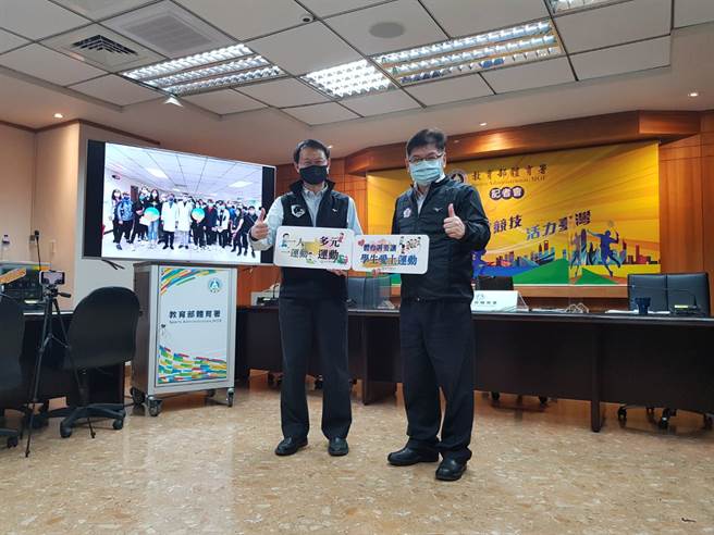 体育署副署长洪志昌（右）、学校体育组副组长蔡忠益（左）推动「多元运动」，希望藉此增加更多基层运动人才。（陈筱琳摄）