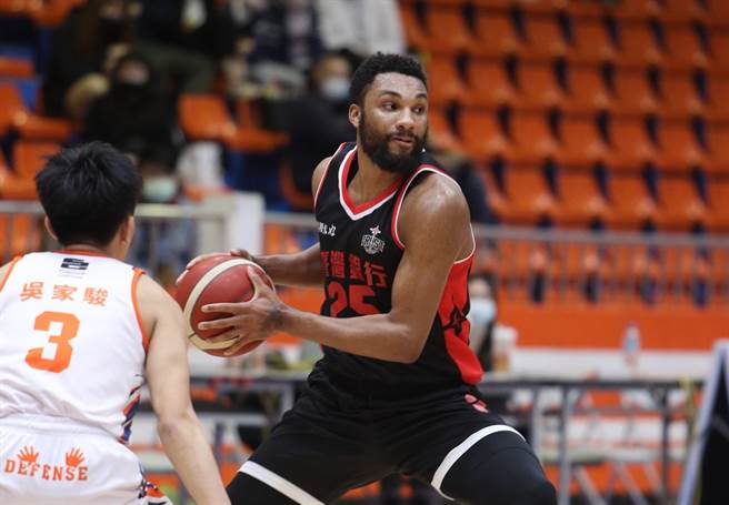 台银洋将艾尔文拿下20分，帮助台银留住胜利。(中华篮协提供)