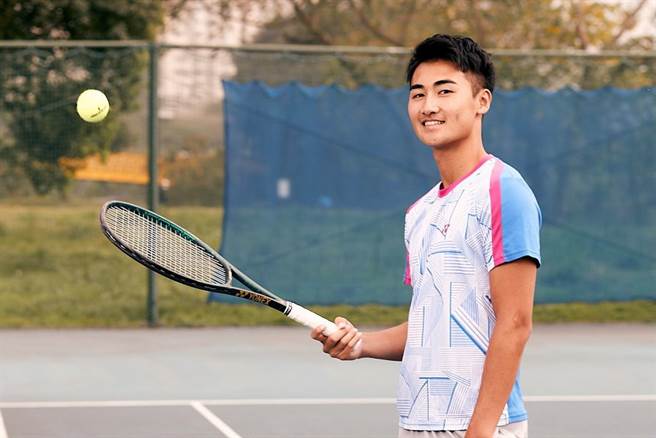「网球界谢霆锋」苏钰翔首度担任第一金控正新玛吉斯杯全国网球团体锦标赛代言人。（苏钰翔提供）