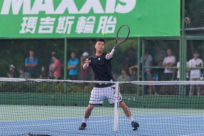 「亚运金牌」易楚寰前年率领斗六小博士，拿下第一金控正新玛吉斯杯全国网球团体锦标赛公开组冠军。（海硕整合行销提供）