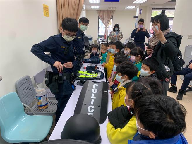桃園市龜山區某幼兒園課程希望認識各行各業，為了讓幼童認識警察工作，今日上午師生約60人參訪龜山分局大華派出所。（警方提供／賴佑維桃園傳真）