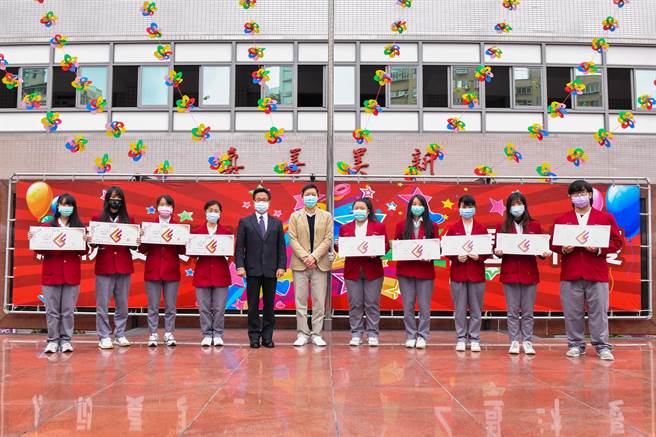 復兴商工校庆活动举办第一届「天火数位×復兴商工角色设计奖学金」颁奖典礼。（復兴商工提供）