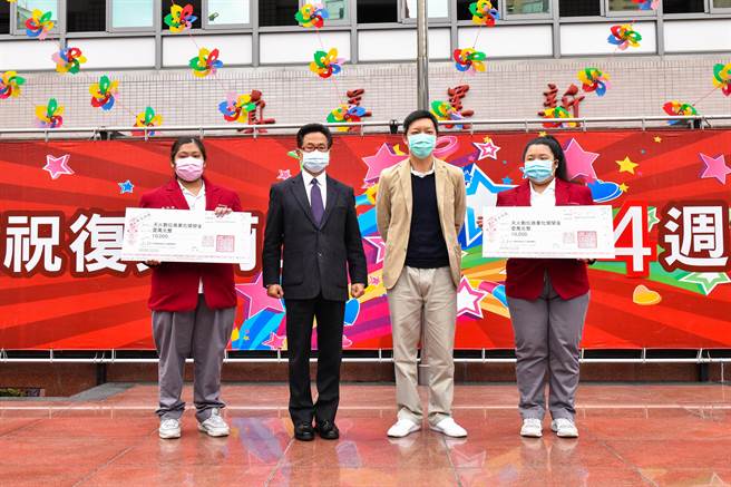 復兴商工校庆活动举办第一届「天火数位×復兴商工角色设计奖学金」颁奖典礼。（復兴商工提供）