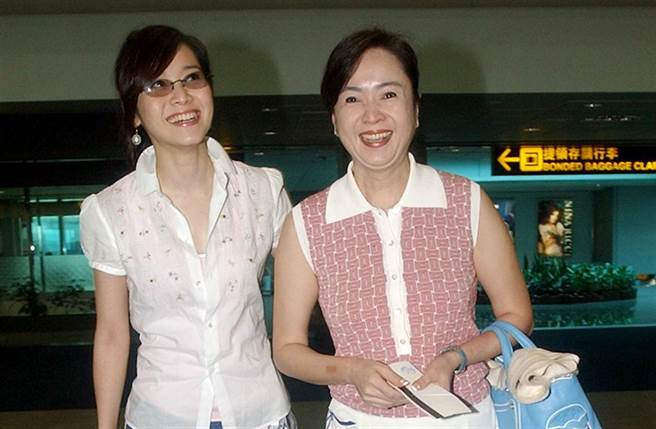 侯佩岑与妈妈林月云母女情深。(本报系资料照)