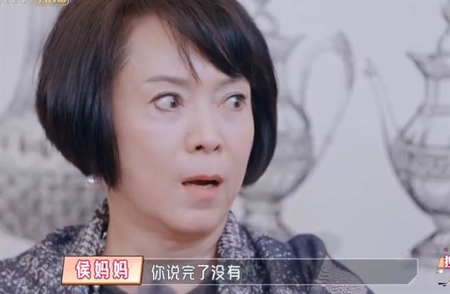 林月云镜头前失控骂女儿侯佩岑。(取自微博)