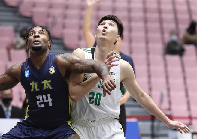 台啤前锋周伯勋(右)跟九太洋将JC战象积极卡位争抢篮板球。(中华篮协提供)