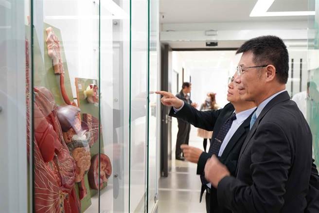 东吴大学校长潘维大、马偕医学院校长李居仁参访马偕医学院大体解剖实验室。（图／东吴大学）