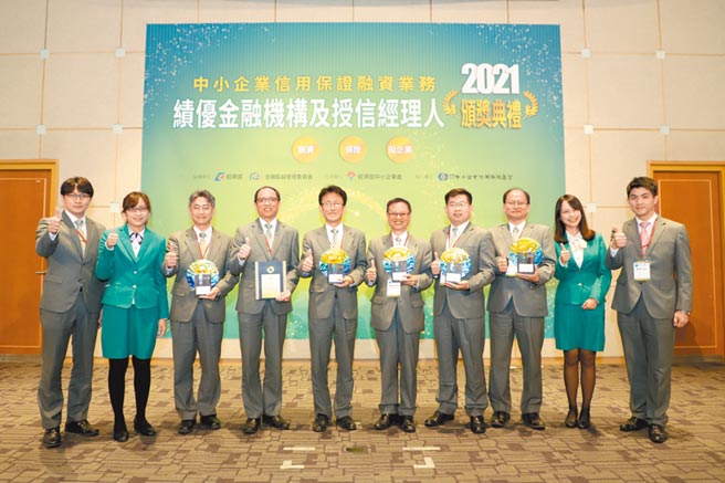 玉山银行荣获「信保金质奖─绩优总行奖」等六项殊荣，总经理陈茂钦（左五）率领玉山专业团队出席领奖。图／玉山银行提供