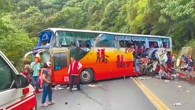 台湾游览车隔几年就会出一次重大意外，独立单位运安会直接点出游览车结构可能有问题，可望逼交通部正视查验机制漏洞。图为苏花公路日前发生游览车撞山壁6死重大车祸。（宜兰县政府消防局提供）