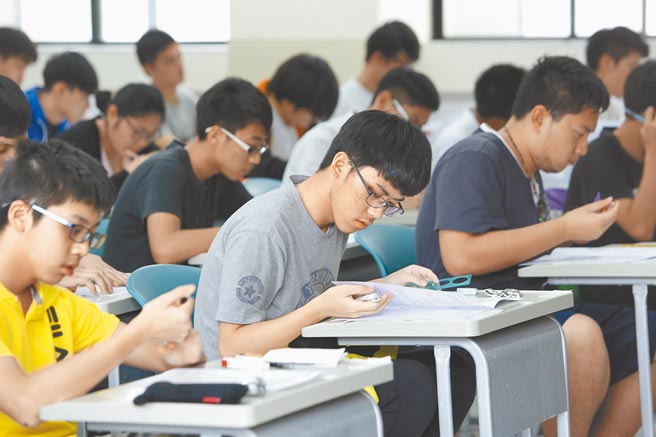 110学年统测准考证24日寄发，今年共9万6176人报名，首次跌破10万人。图为考生在考场应考。（本报资料照片）
