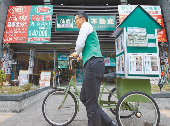 图为房仲业者将广告车推出宣传。（本报资料照片）