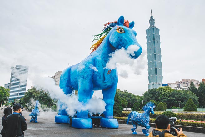 《雨馬》移至國父紀念館中山公園噴水池前廣場，以展示暨行動劇方式演出。（郭吉銓攝）