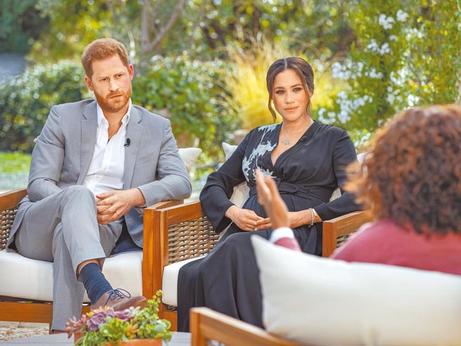 哈利（左）與梅根夫婦日前接受美國電視脫口秀主持人歐普拉採訪，公開指稱英國王室存在種族歧視。（美聯社）