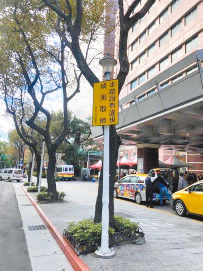 中山北路二段、建国高架将自3月39日执行科技执法，前者针对违停车辆，后者则对违规行驶管制区、跨越双白线的驾驶加强取缔。（台北市警局交通警察大队提供／黄婉婷台北传真）