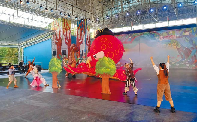 今年宜蘭綠色博覽會重頭戲之一，由蘋果劇團創作演出的《夢想騎士-憨吉蝌蚪的時空幻旅》，很適合一家大小欣賞同樂。（胡健森攝）