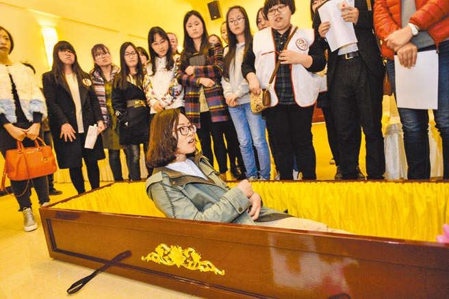 大陸有「00後」年輕人開始提早立遺囑。圖為天津舉辦的一場「死亡體驗」活動。（新華社）