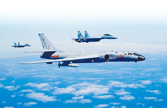 中共百年党庆不办阅兵，但加速强化武器装备。图为中共空军苏-35战机与轰-6k战机编队飞行。（新华社）