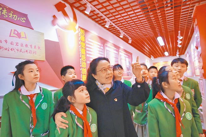 随着中共百年党庆将届，大陆各地发起学习中共党史活动。图为贵阳市云岩区芳草地国际学校学生在教师带领下在体验馆学习党史。  （新华社）