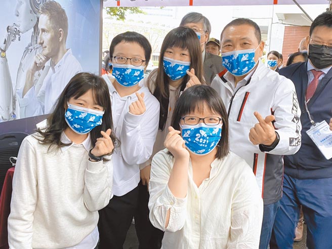 新北市政府与辅仁大学24日联合在辅大校园举办就业博览会，新北市长侯友宜到场关心大学生们的就业状况。（戴上容摄）