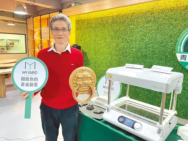 史承彦研发出智慧化真空成型机，在募资平台上获得好成绩。（吕筱蝉摄）