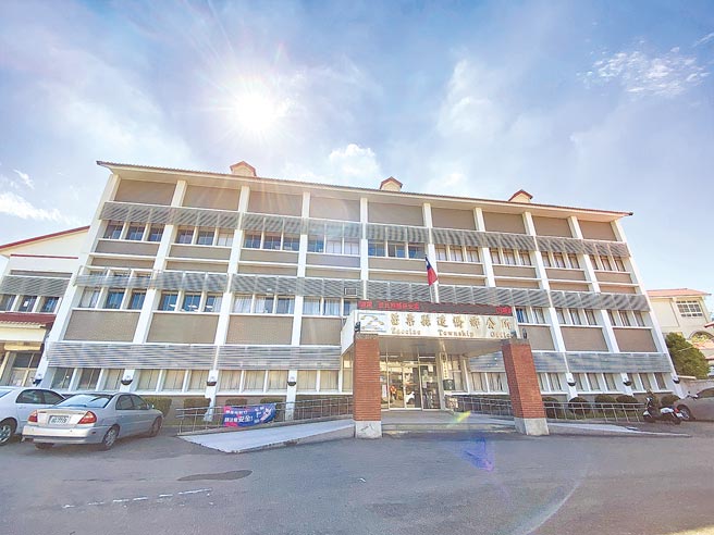 苗栗县政府民政处指出，造桥乡公所经耐震力评估有安全隐忧，拆除重建案获内政部初审通过。（巫静婷摄）