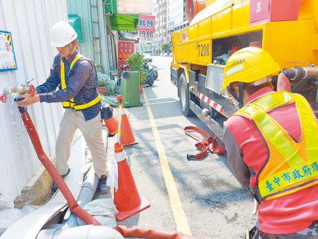台中市各區清潔隊，率先取用營建工地次級水。（台中市政府提供／陳世宗台中傳真）