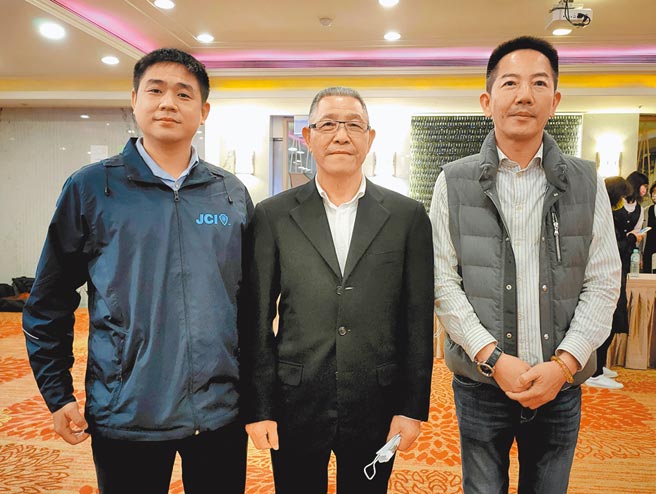 萧景田（中）顺利当选理事，将争取县农会理事长乙职，继续与农民并肩作战；左是萧景田推出的总干事人选张建丰，右为县议员张瀚天，同样顺利当选监事。（吴建辉摄）