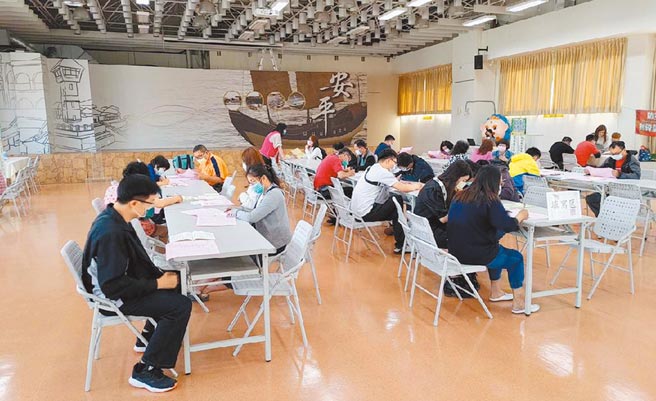 台南就业中心今年以来平均每月都有10场以上徵才活动，除了传产、营造业缺工，饭店业也呈现缺工。（曹婷婷摄）