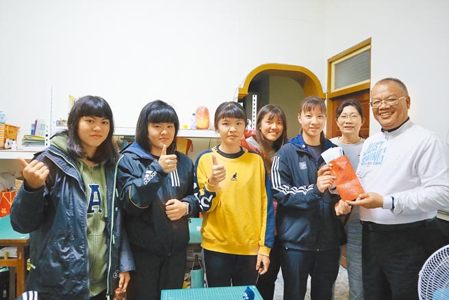 嘉義縣朴子市文化里長楊石旭（右一）將李志明本月捐助的3萬元加菜金交給東石高中、朴子國中女子田徑隊。由東石高中女田徑隊長方怡婷（右三）代表接受。（張毓翎攝）