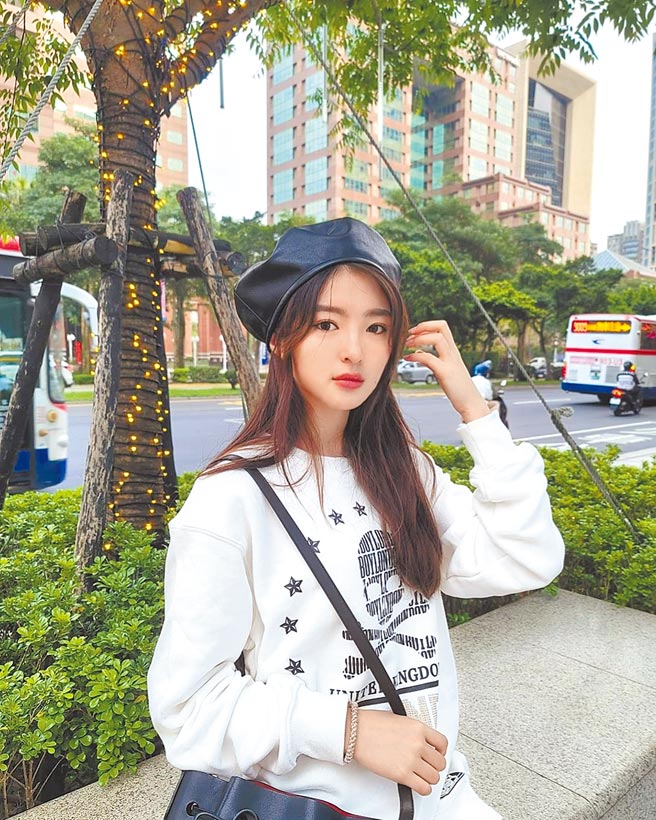 韩菲不只长相甜美，学业也一把罩。（摘自脸书）