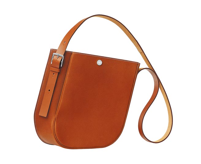 Hermes今年作品同样不少围绕着自然、马术与科技等方向。Hermes Perspective Cavaliere系列肩背包，18万500元。（Hermes提供）