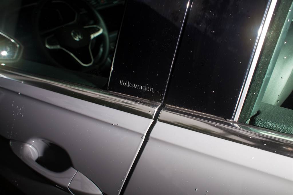 前門飾板上浮凸印上Volkswagen字樣，算是外觀細節上的小亮點。（陳彥文攝）