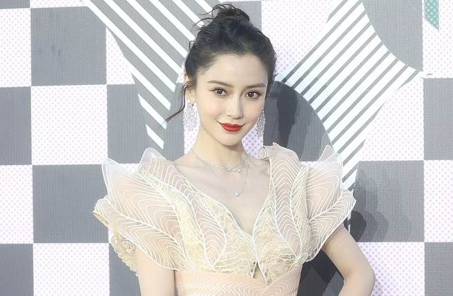 Angelababy昨晚盛装出席红毯活动。(取自新浪娱乐)