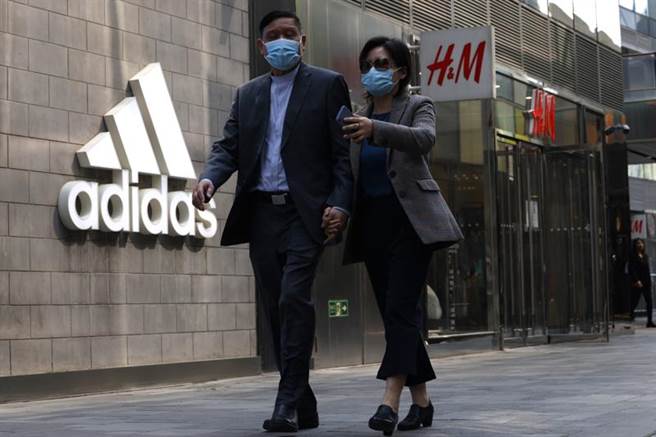 在中国与西方国家形成严峻的对抗形势之际，这场以新疆棉花为标的、抵御外侮的爱国风潮来得正是时候。（图／美联社）