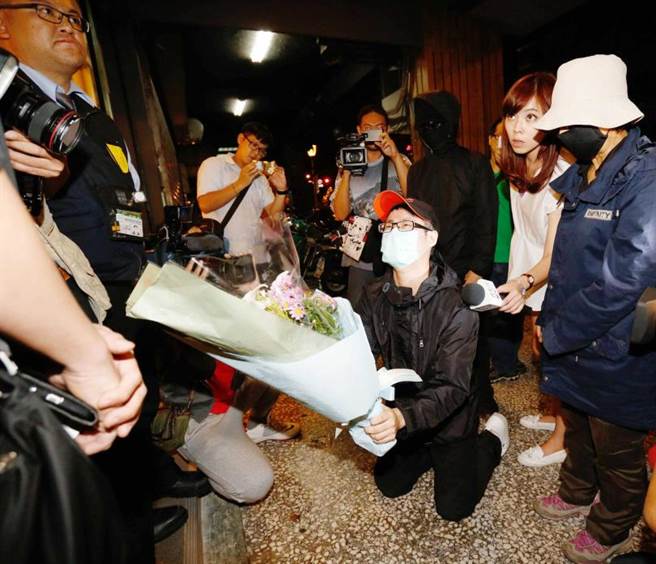 张彦文家人前往死者灵堂下跪。