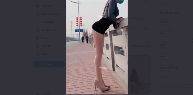 丝袜正妹公园露蜜臀美腿。（图／翻摄自推特）