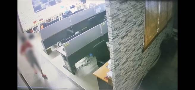 女移工廁所產子，塑膠袋包男嬰丟垃圾桶心痛畫面曝光。(戴志揚翻攝)