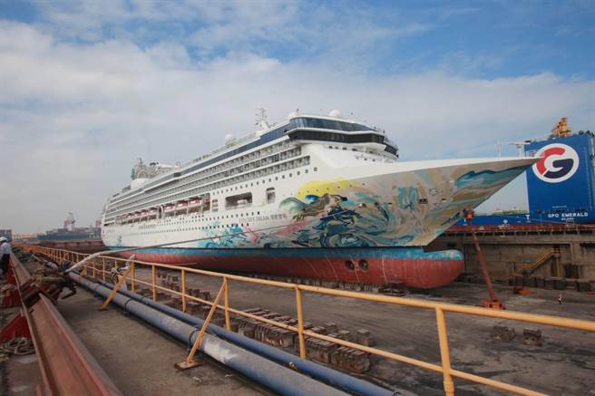 星梦邮轮「探索梦号」已服务20年，近日进行大岁修，由台船公司承接。（柯宗纬翻摄）