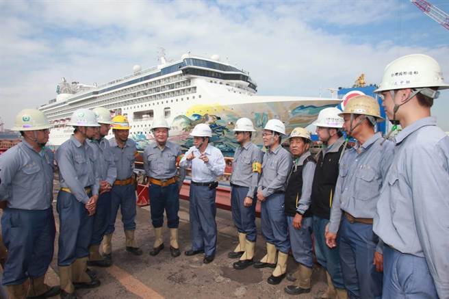 星梦邮轮「探索梦号」已服务20年，近日进行大岁修，由台船公司承接。（柯宗纬翻摄）