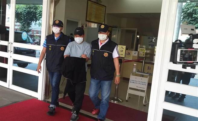 护理师登金龙山遭甥舅抢匪脱光抢劫，舅舅逃七天台中落网。(民眾提供)