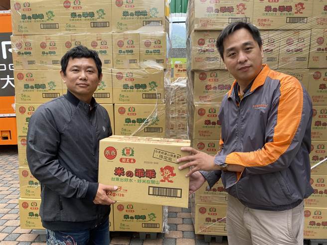 關山鎮農會理事長周敏偉（左）26日特地捐贈台大、台東馬偕醫院近300箱「關山米乖乖」，盼能由零食減緩就醫兒童的不適，受到此舉感動，物流貨運業者所長黃偉閔（右）也共襄盛舉。（蔡旻妤傳真）